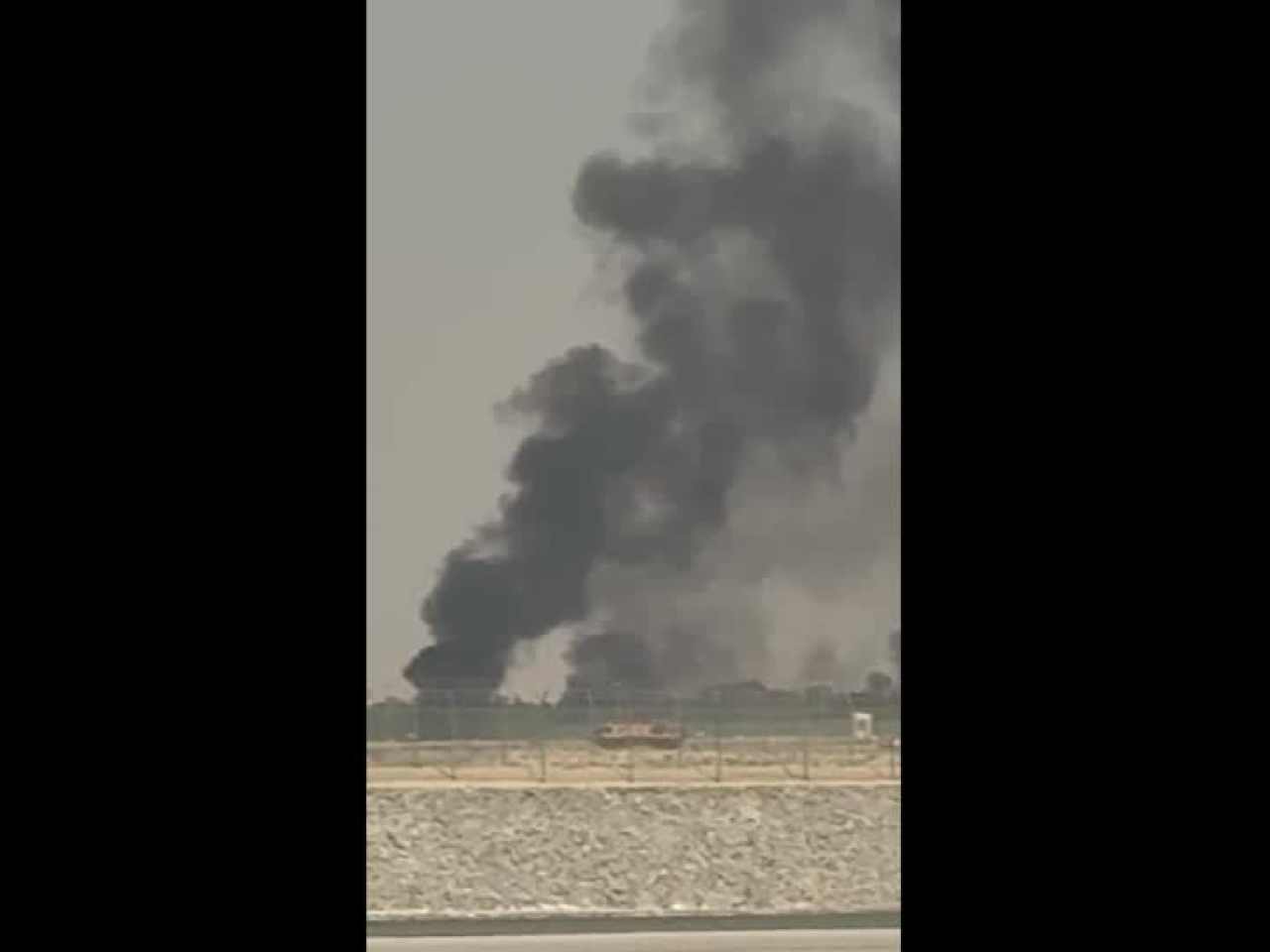 戰機墜毀後，現場升起火光和黑煙。（路透社）