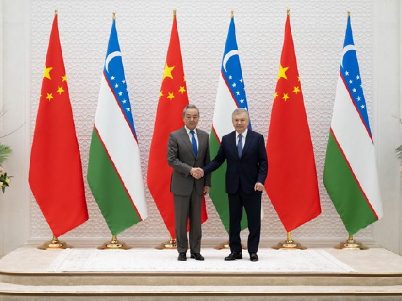 王毅在塔什干與烏茲別克總統米爾濟約耶夫會面。（外交部網站圖片）