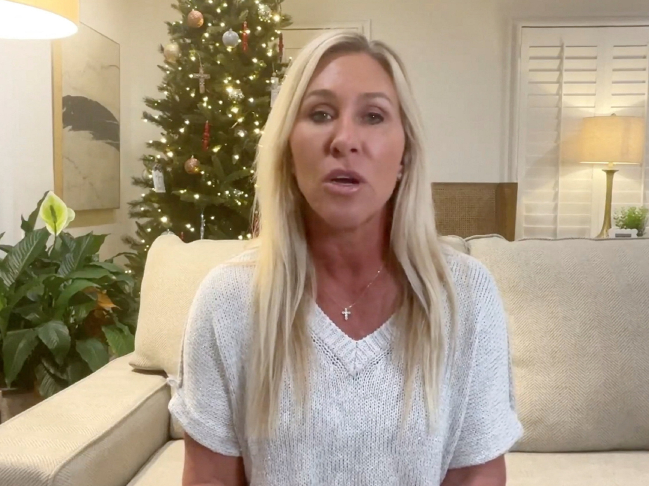 格林在網上發布一段超過10分鐘的片段，向支持者交代今次決定。（路透社）