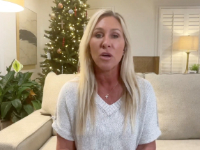 格林在網上發布一段超過10分鐘的片段，向支持者交代今次決定。（路透社）