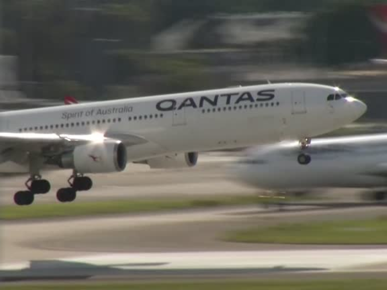 澳洲包括澳航宣佈，月開始陸續禁止在航班上使用流動充電裝置。（路透社資料圖片）