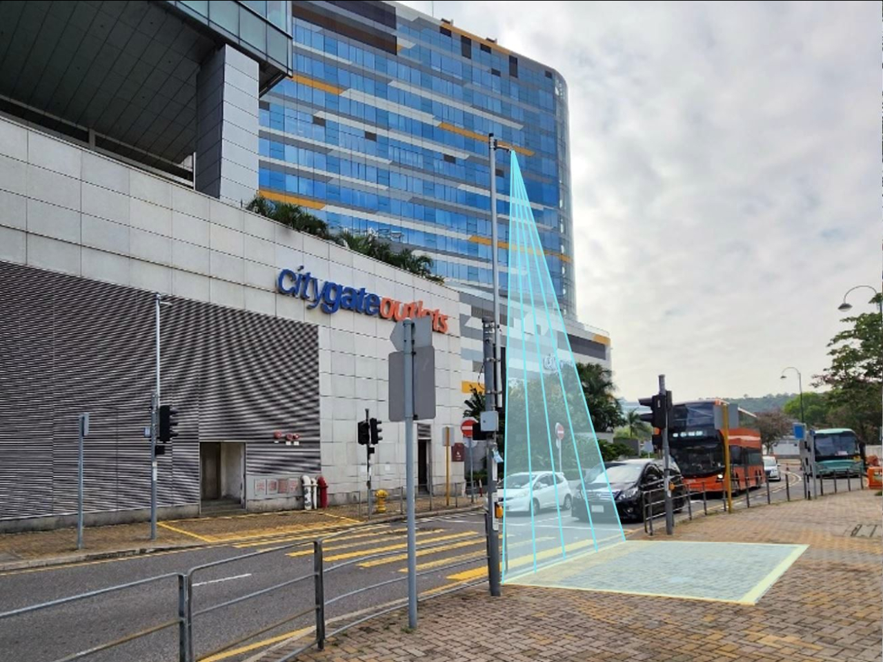 運輸署於「東涌區域實時交通燈號調節系統」，使用創新的「雙層控制」概念，靈活調節個別路口的燈號時間。（運輸署社交網頁）