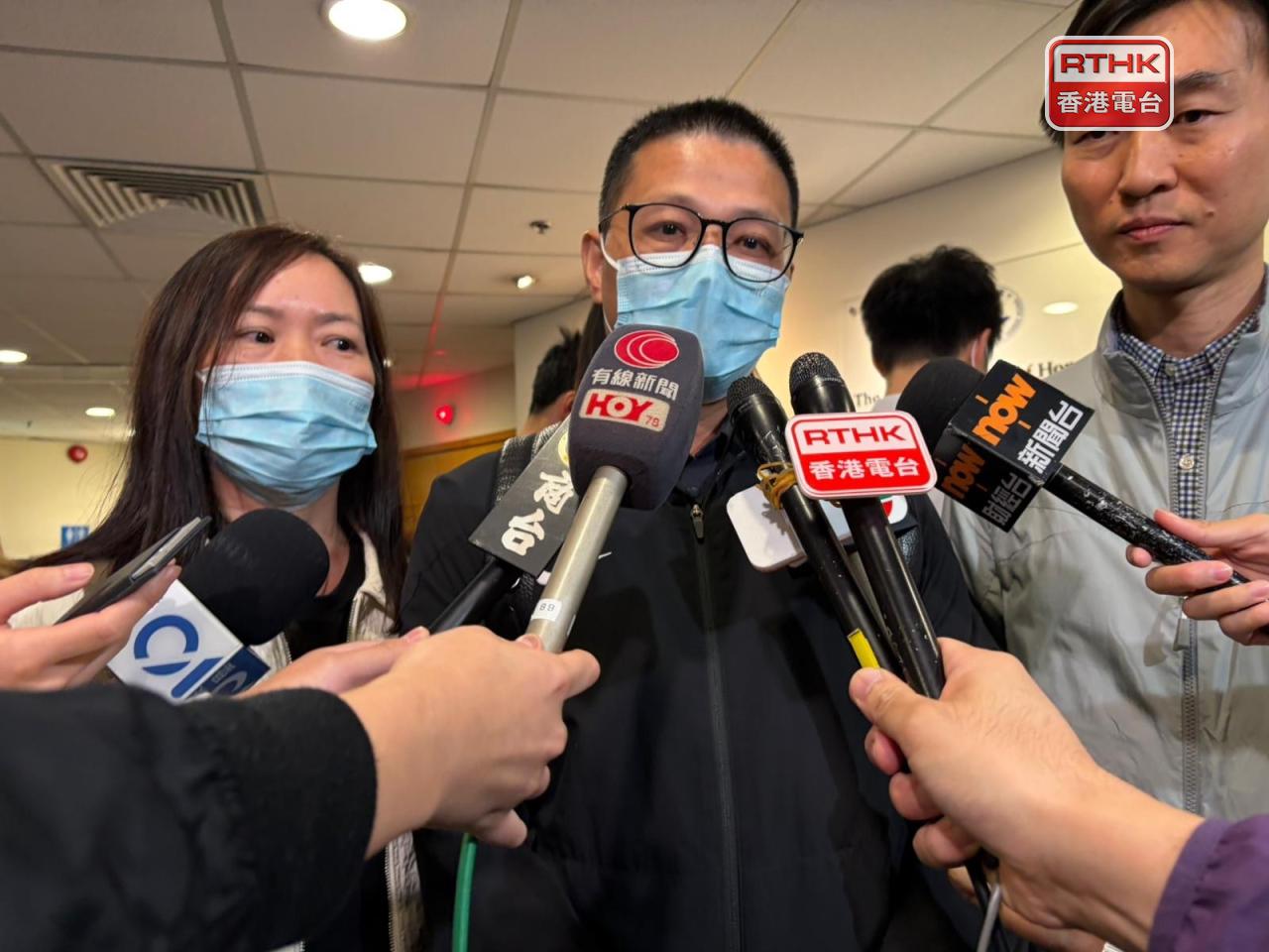 家屬黎先生對醫委會聆訊小組收回相關命令，形容是「見到曙光」，。（陳樂謙攝）