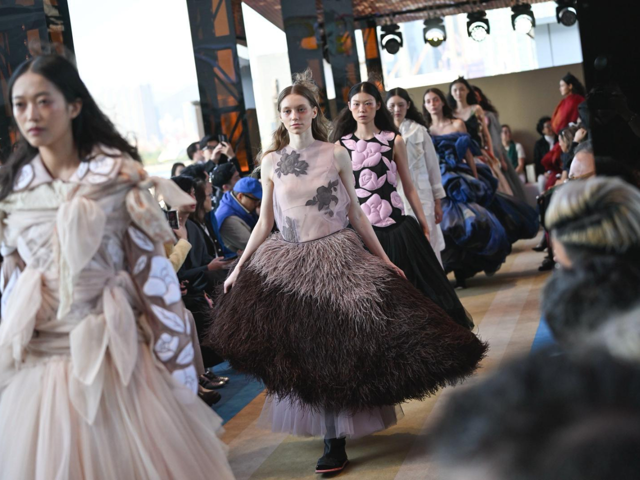 是次時裝匯演雲集新一代高級訂製服設計師，以維多利亞港為背景的舞台上展示40套作品。(政府新聞處)