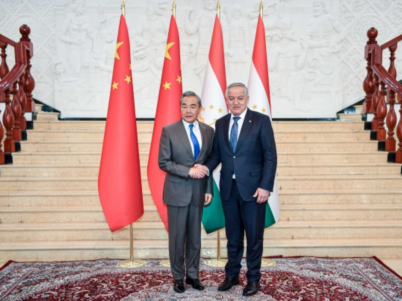 王毅在杜尚別與塔吉克外長穆赫里丁舉行首次戰略對話。（外交部網站圖片）