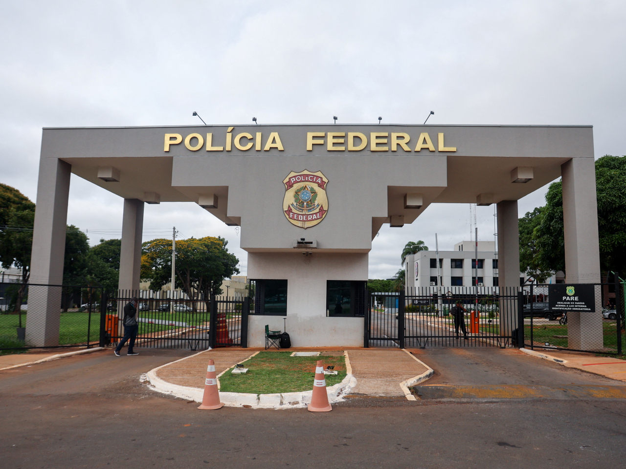 巴西警方當地星期六早上6時許，在博爾索納羅的家中將他逮捕，並押送至警察總部。（路透社）