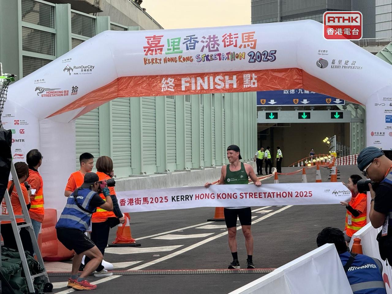 首名衝線的半馬跑手是外籍人士，他說賽道沿途景色美麗。（陳曉筠攝）