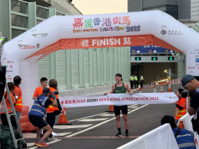 首名衝線的半馬跑手是外籍人士，他說賽道沿途景色美麗。（陳曉筠攝）