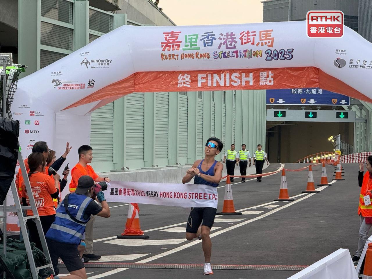 第二名衝線的跑手表示，中九龍繞道隧道路段難道高，隧道內較翳焗。（陳曉筠攝）