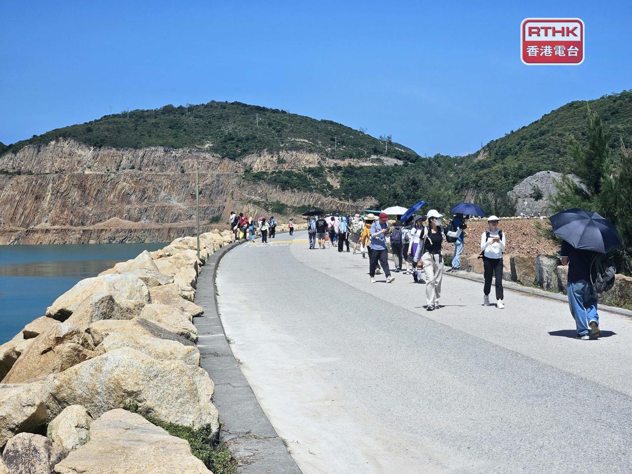署方提醒市民及遊客應妥善計劃行程，預留充裕交通時間。（港台圖片）