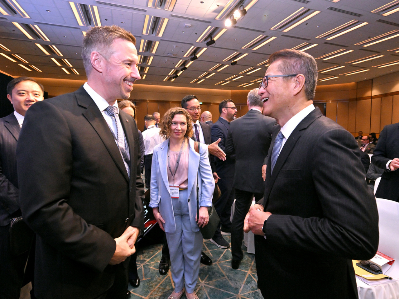 陳茂波在「香港全球航運貿易高峰會」上與來港參會的外賓交流。（陳茂波網誌）