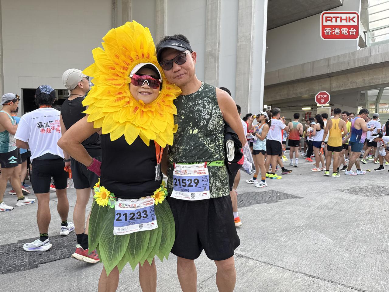 有跑手表示，過去幾年均以不同造型參加，今年打扮成太陽花，希望為沿途市民帶來陽光和活力。（陳曉筠攝）