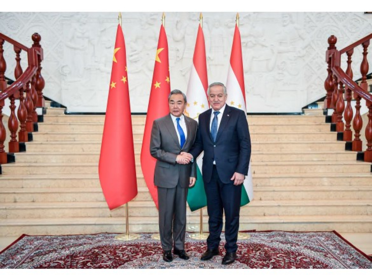 外長王毅早前在杜尚別與塔吉克外長穆赫里丁舉行首次戰略對話。(外交部網頁截圖)