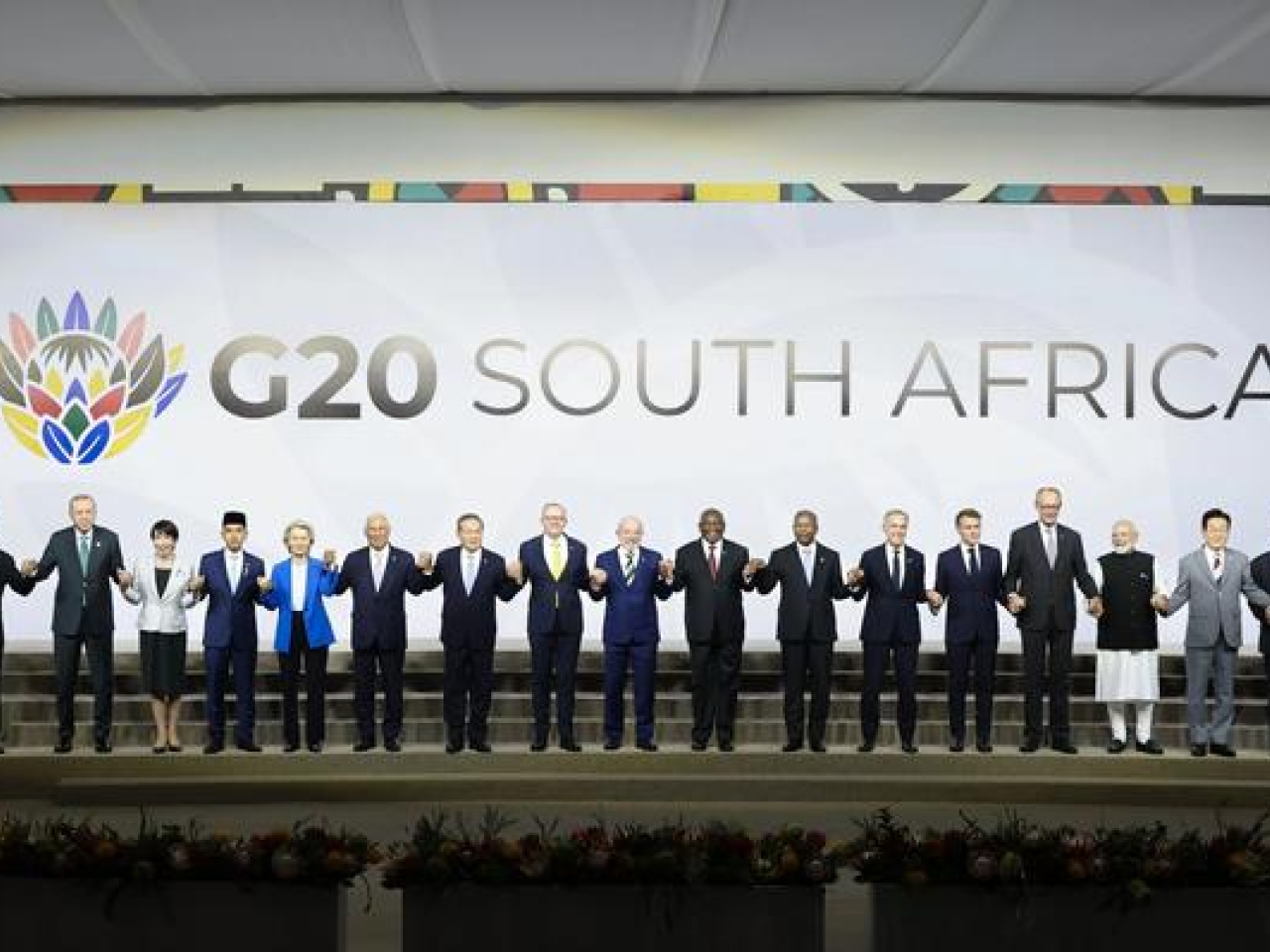 二十國集團領導人峰會在南非約翰內斯堡舉行，與會領導人集體合影。(新華社)