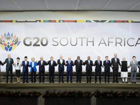 二十國集團領導人峰會在南非約翰內斯堡舉行，與會領導人集體合影。(新華社)