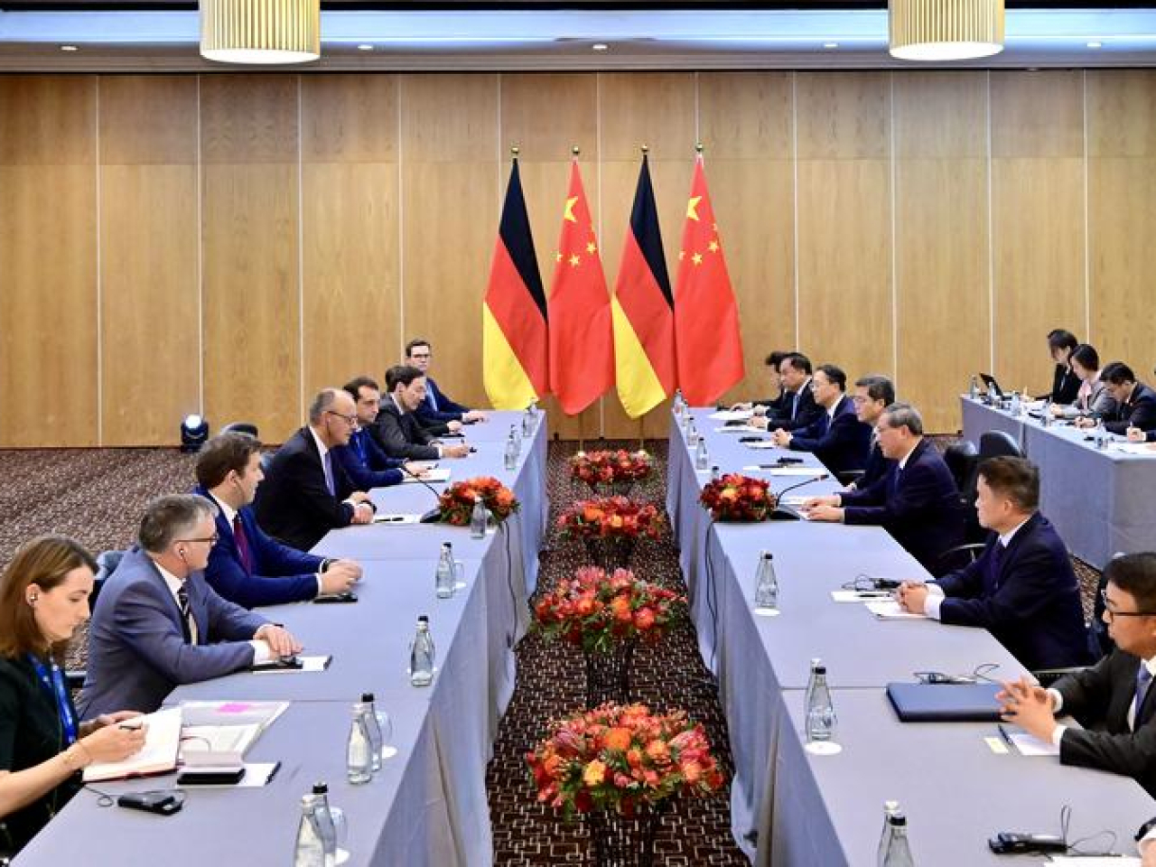 李強在約翰內斯堡與德國總理默茨會面。（新華社）