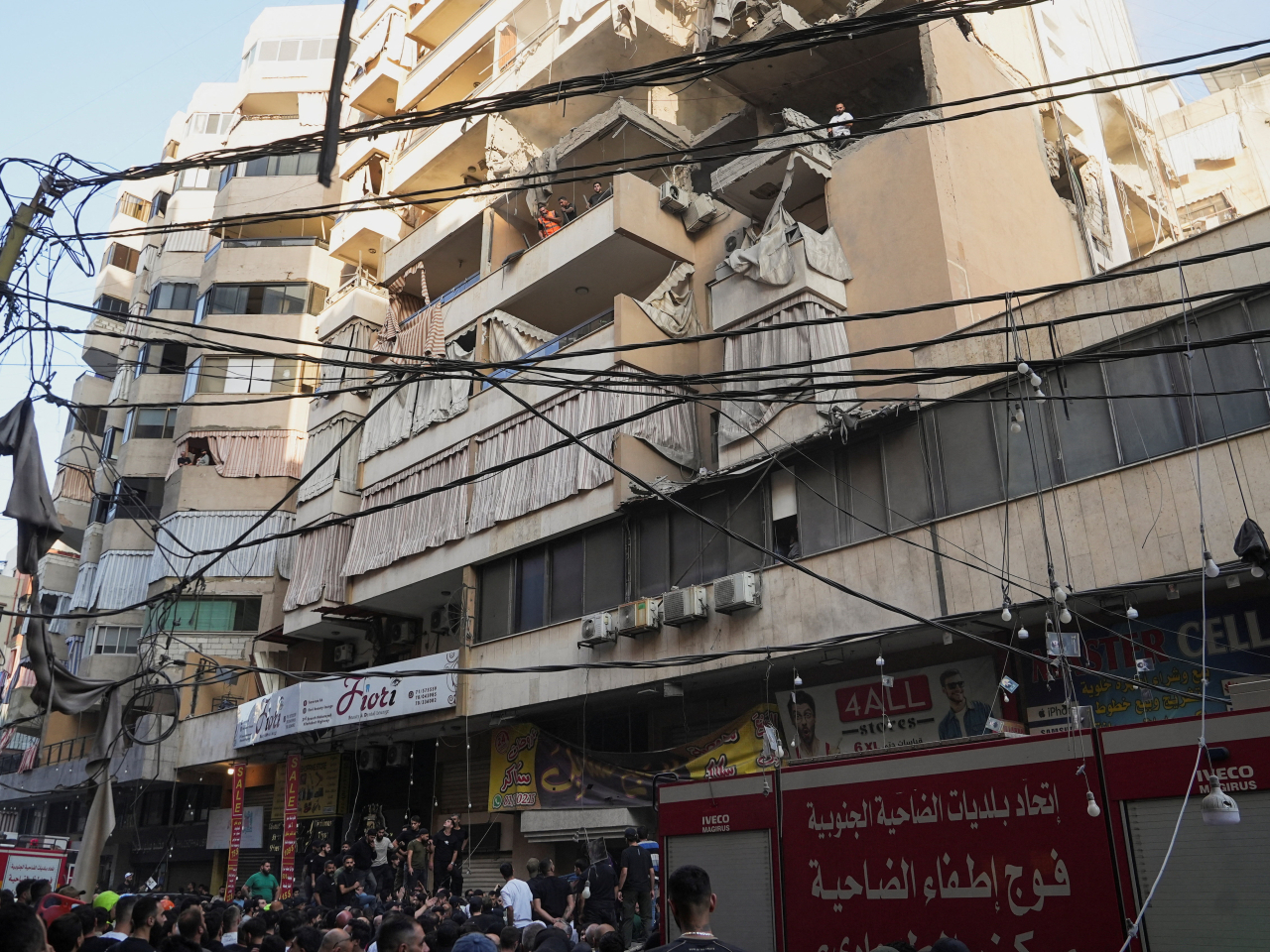 以色列對貝魯特南部郊區一處住宅發動空襲。（路透社）