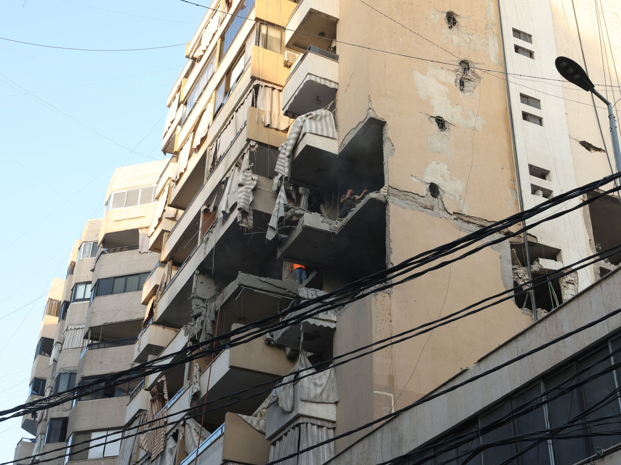 以色列對貝魯特南部郊區一處住宅發動空襲。（路透社）