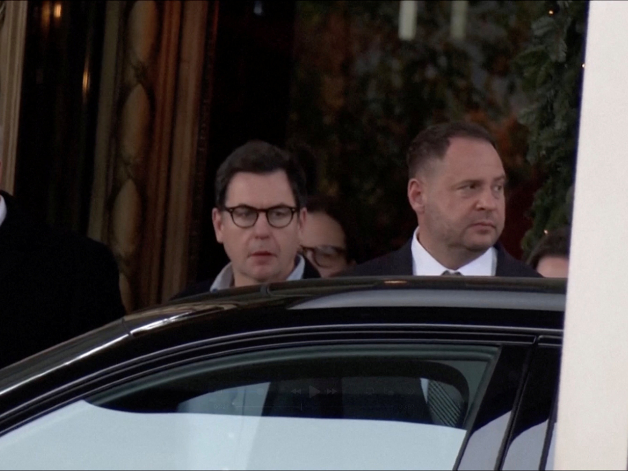 烏克蘭總統辦公室主任葉爾馬克（右）率領代表團到日內瓦會談場地。（路透社）