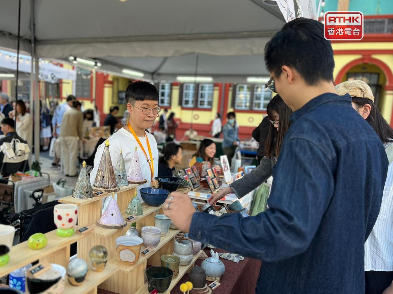 澳門在周末舉辦「藝墟」文創市集，吸引不少年輕人嘗試發展興趣事業。（鄭月明攝）
