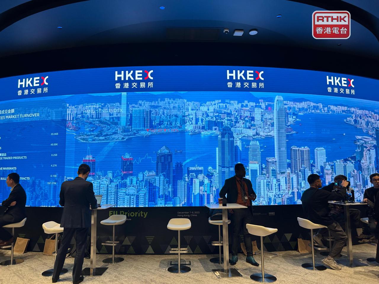 港股一度重返25600點以上，中午報25578點，升358點，升幅1.42%。（港台圖片）