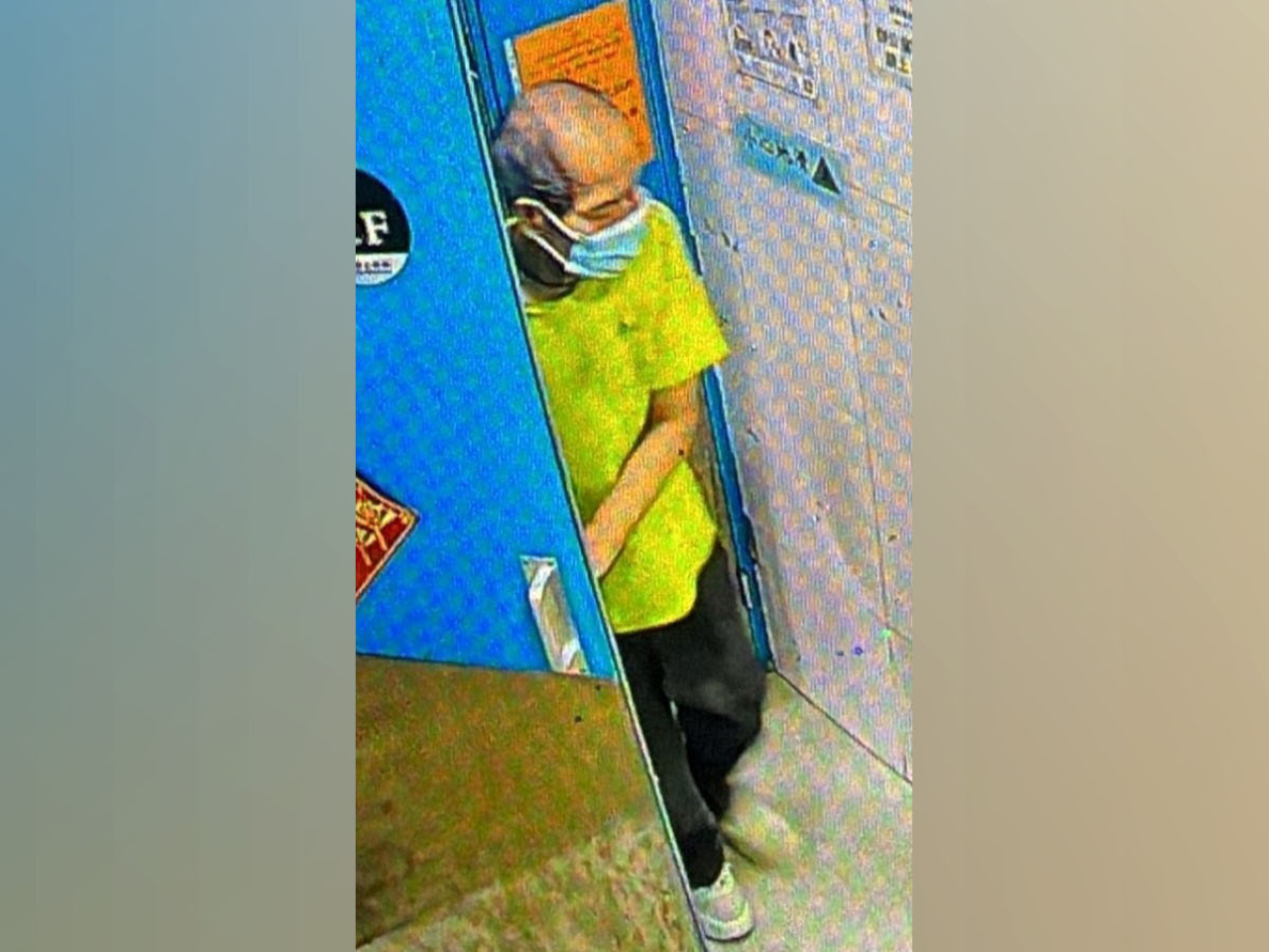 失蹤男子最後露面時身穿淺綠色短袖衫、黑色長褲及白色運動鞋，戴淺藍色口罩。（政府新聞處）