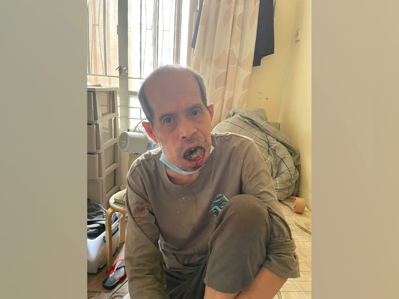 失蹤男子身高約1.78米、瘦身材、長面型、黃皮膚，禿頭及兩側蓄短灰髮。（政府新聞處）