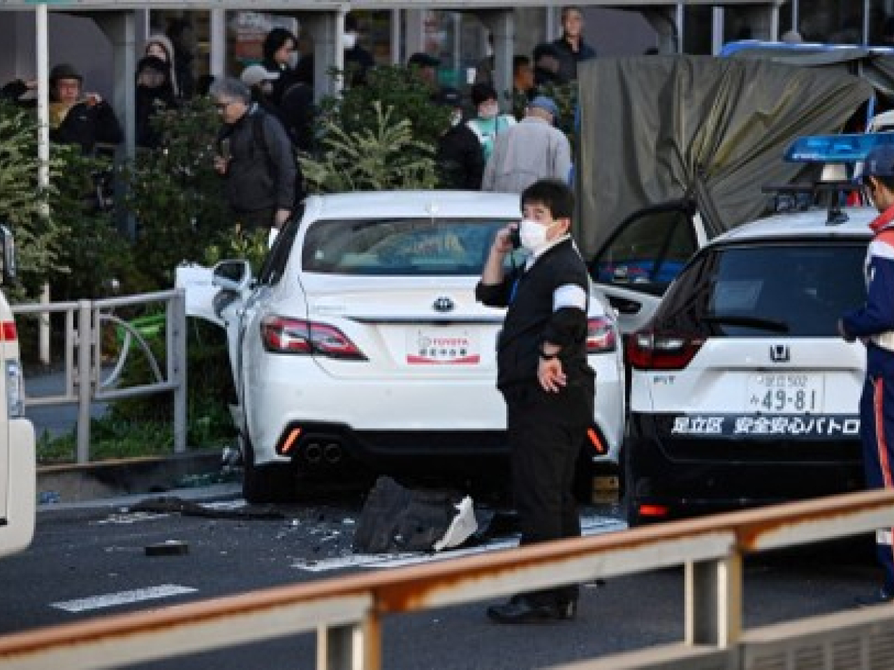 東京發生汽車撞向途人事件，事發後，警方到場調查。(法新社)