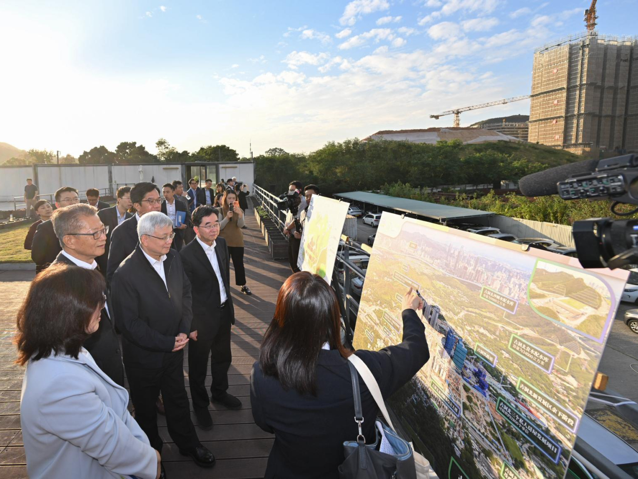 侯建國（左三）、祝衛東（左五）、陳茂波（左二）、黃偉綸（左四）和甯漢豪（左一）到訪古洞北新發展區地盤辦公樓，了解新發展區的規劃及建設情況。（政府新聞處）