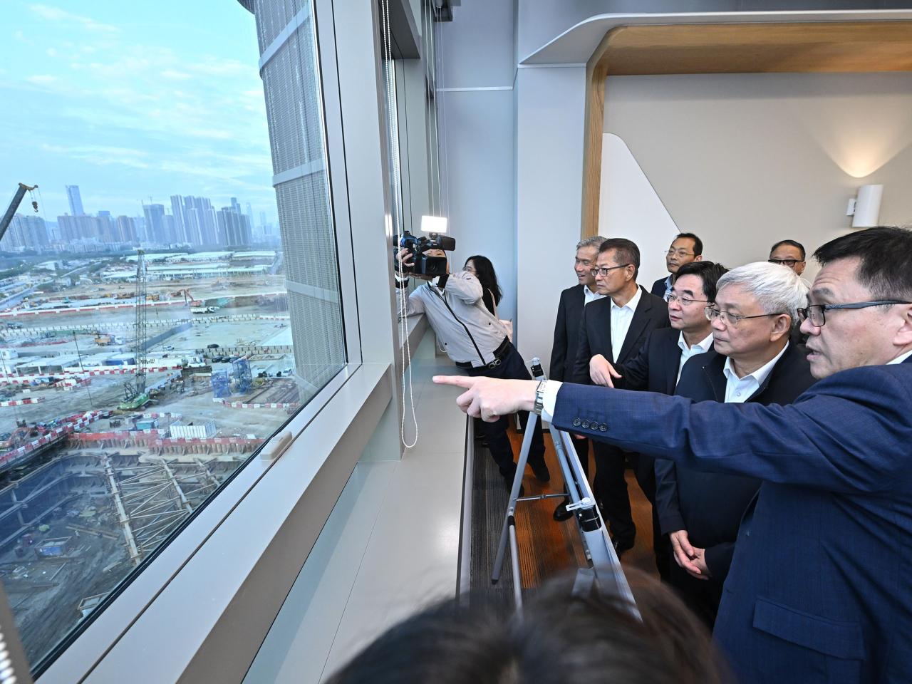 侯建國（右二）、祝衛東（右三）與陳茂波（右四）視察河套深港科技創新合作區香港園區。（政府新聞處）