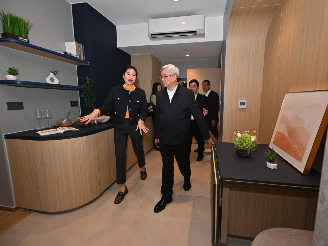 侯建國（右三）、祝衛東（右二）與陳茂波（右一）到訪河套深港科技創新合作區香港園區人才公寓空間。