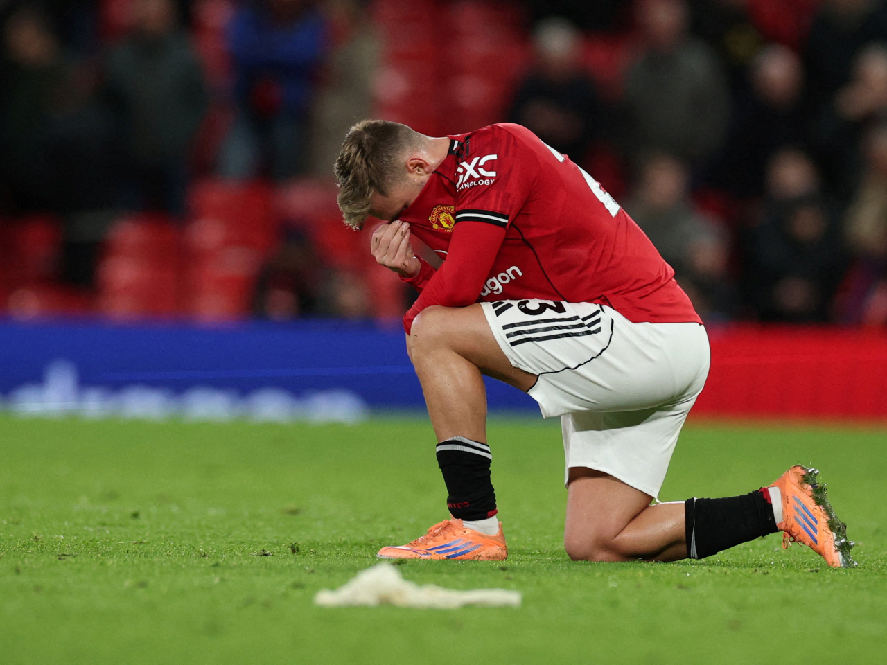 曼聯無法把握多打一人的優勢，主場不敵愛華頓。(路透社)