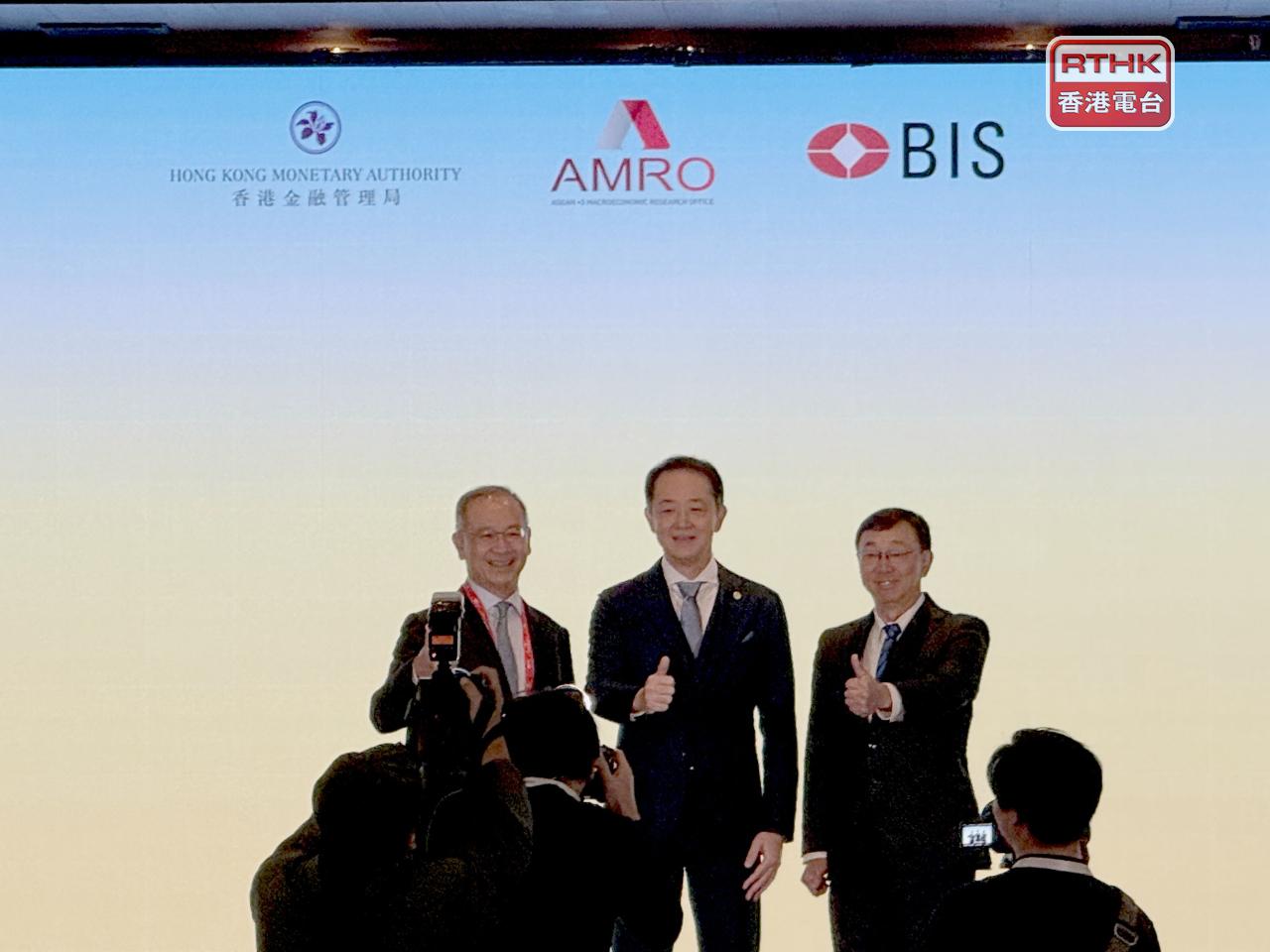 張濤（右）表示，全球經濟增長有放緩跡象，部分發達及新興經濟體仍保持良好增長動力，但部分漸趨失速。（趙嘉駿攝）