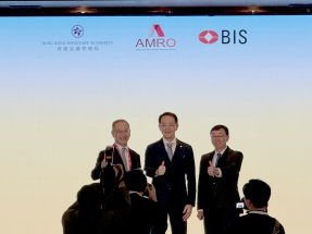 張濤（右）表示，全球經濟增長有放緩跡象，部分發達及新興經濟體仍保持良好增長動力，但部分漸趨失速。（趙嘉駿攝）