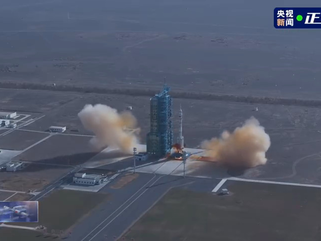 神舟二十二號飛船在酒泉衛星發射中心點火發射。（央視新聞）