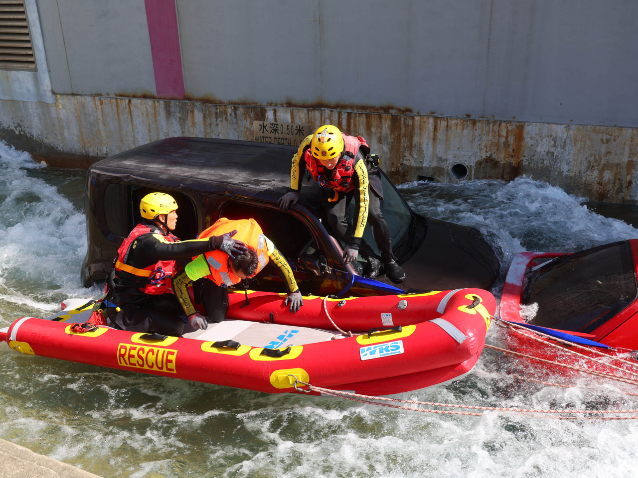 消防處人員進行水域救援示範。（政府新聞處）