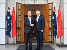 趙樂際在坎培拉出席澳洲總理阿爾巴內塞舉行的工作早餐會。(新華社)