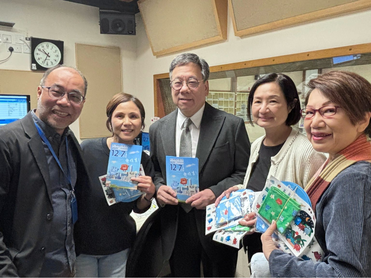 丘應樺鼓勵港台主持用好他們的「好聲音」呼籲投票，右一為主持車淑梅，左二為主持李麗蕊。（商經局社交平台）