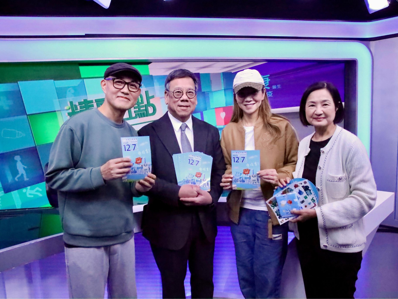 丘應樺為員工打氣，並派發選舉單張，左一為主持周國豐。（商經局社交平台）