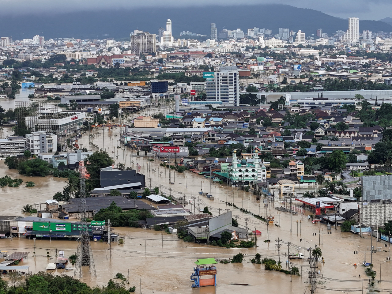 泰國宋卡府合艾市災情較嚴重，廣泛地區變成澤國。(路透社)