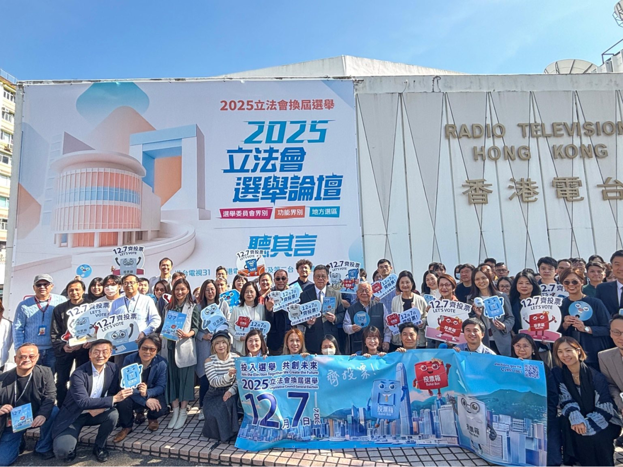 Algernon Yau visits RTHK and urges staff members to vote on December 7. Photo courtesy of Commerce and Economic Development Bureau