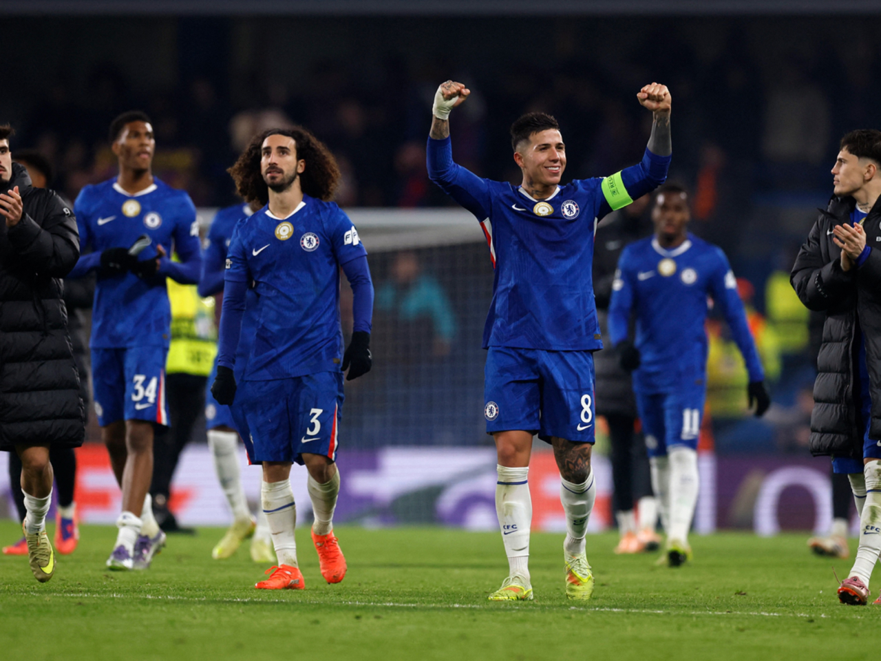 車路士球員慶祝球隊取勝。（路透社）