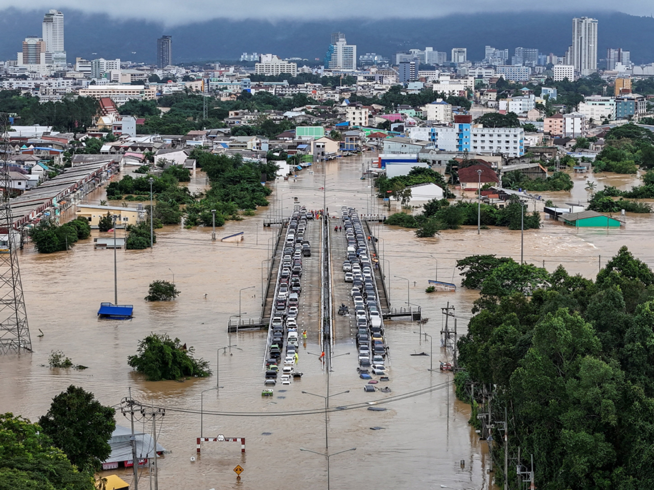 洪水淹浸合艾市多條街道。（路透社）