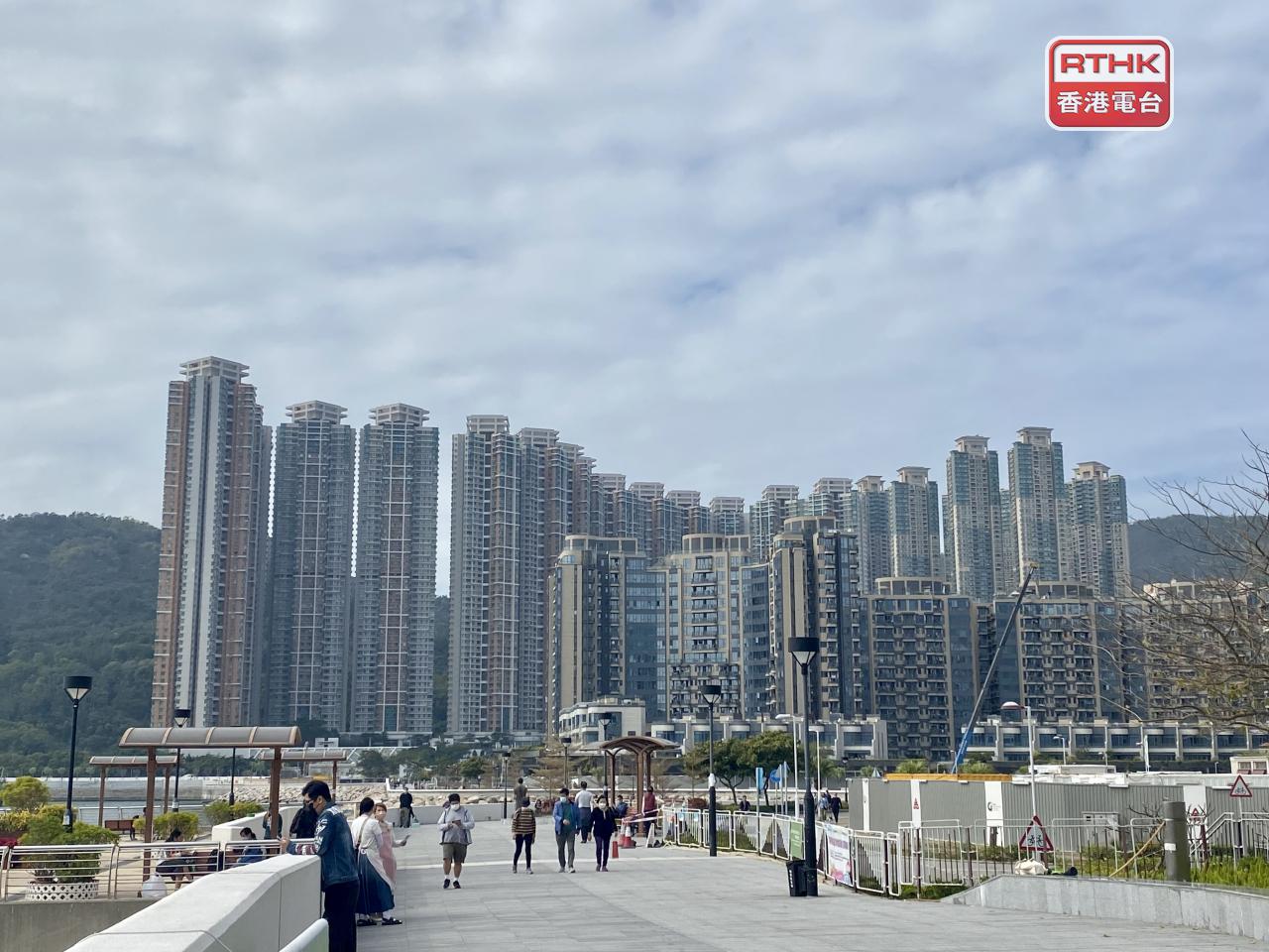 岑頌謙相信，樓價連升5個月，是見底訊號，預料樓價升幅最快年底跑贏租金。（港台圖片）