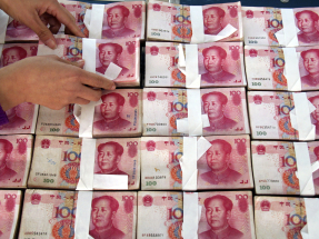 陸庭龍認為，近日中美關稅戰緩和，以及美元指數下跌等，人民幣短線或會升至7.05兌1美元水平。（新華社資料圖片）