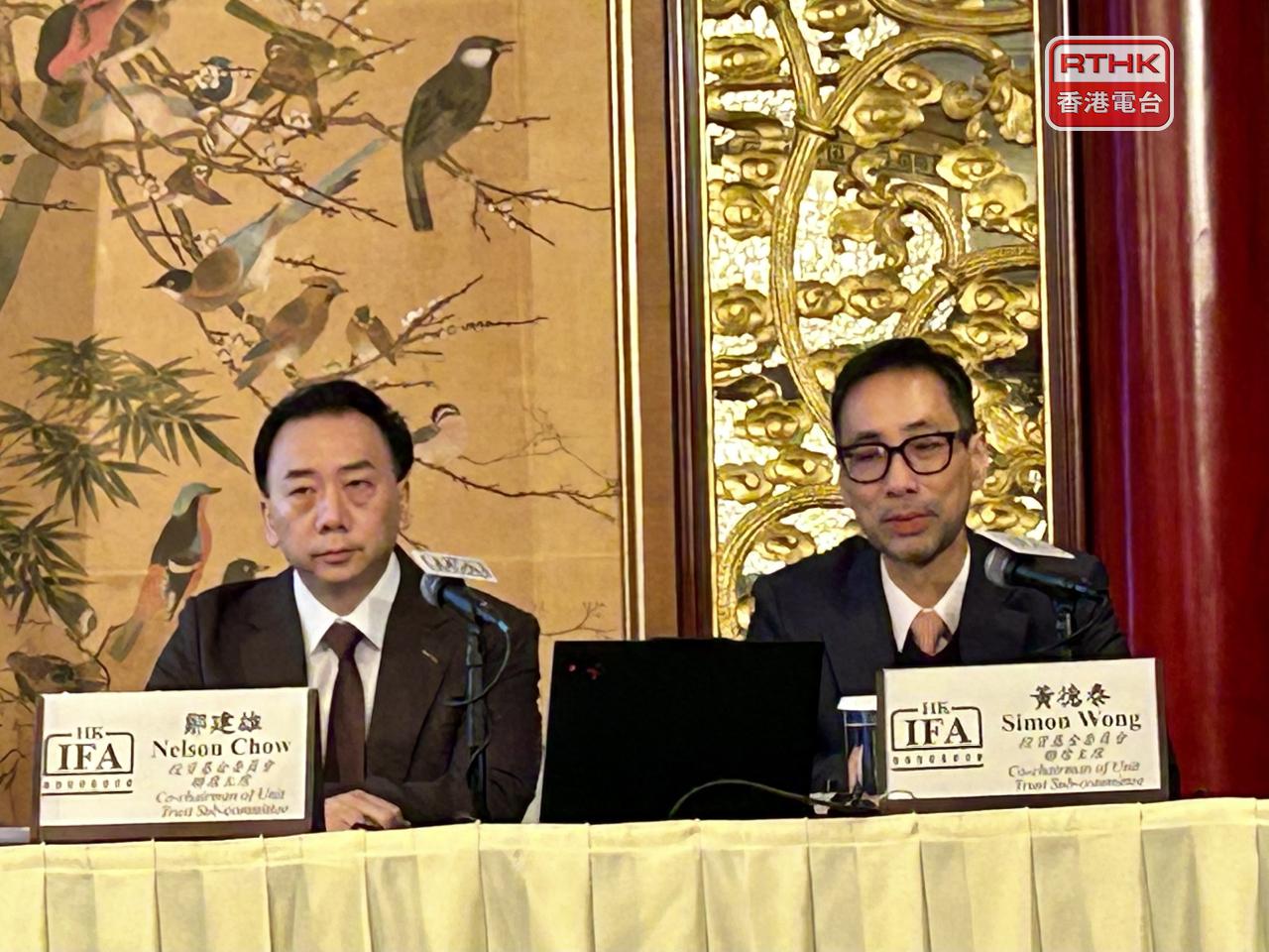 鄒建雄（左）表示，明年或會有更多投資者將資金流向股票、債券或混合資產基金。（羅煒皓攝）