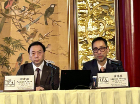 鄒建雄（左）表示，明年或會有更多投資者將資金流向股票、債券或混合資產基金。（羅煒皓攝）