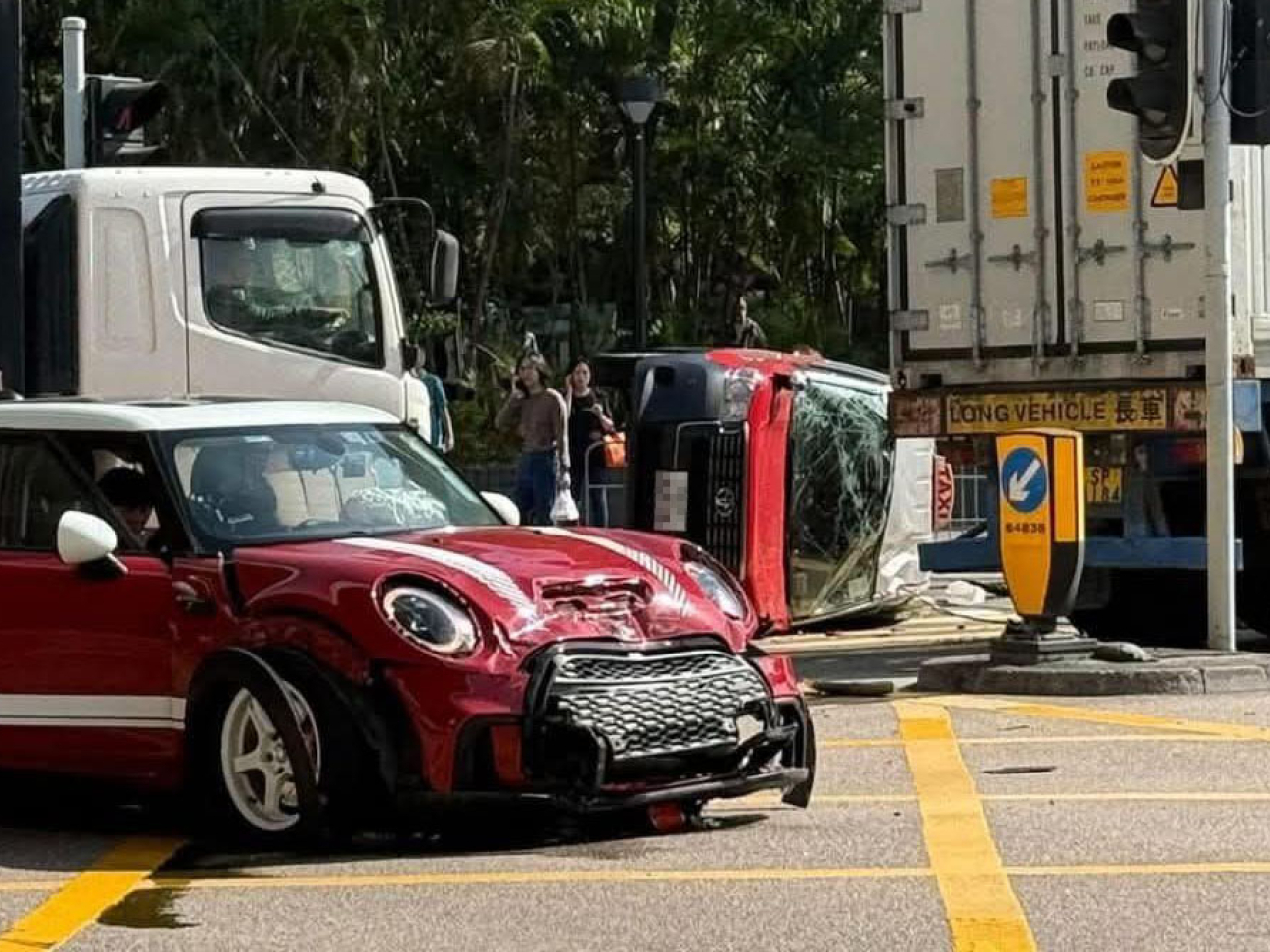 觀塘發生交通意外，涉及一輛私家車及兩輛的士。（網上圖片）