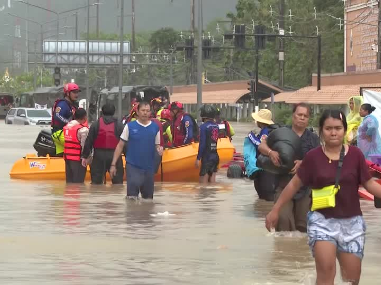 在泰國宋卡府，當局出動橡皮艇疏散居民。(路透社)
