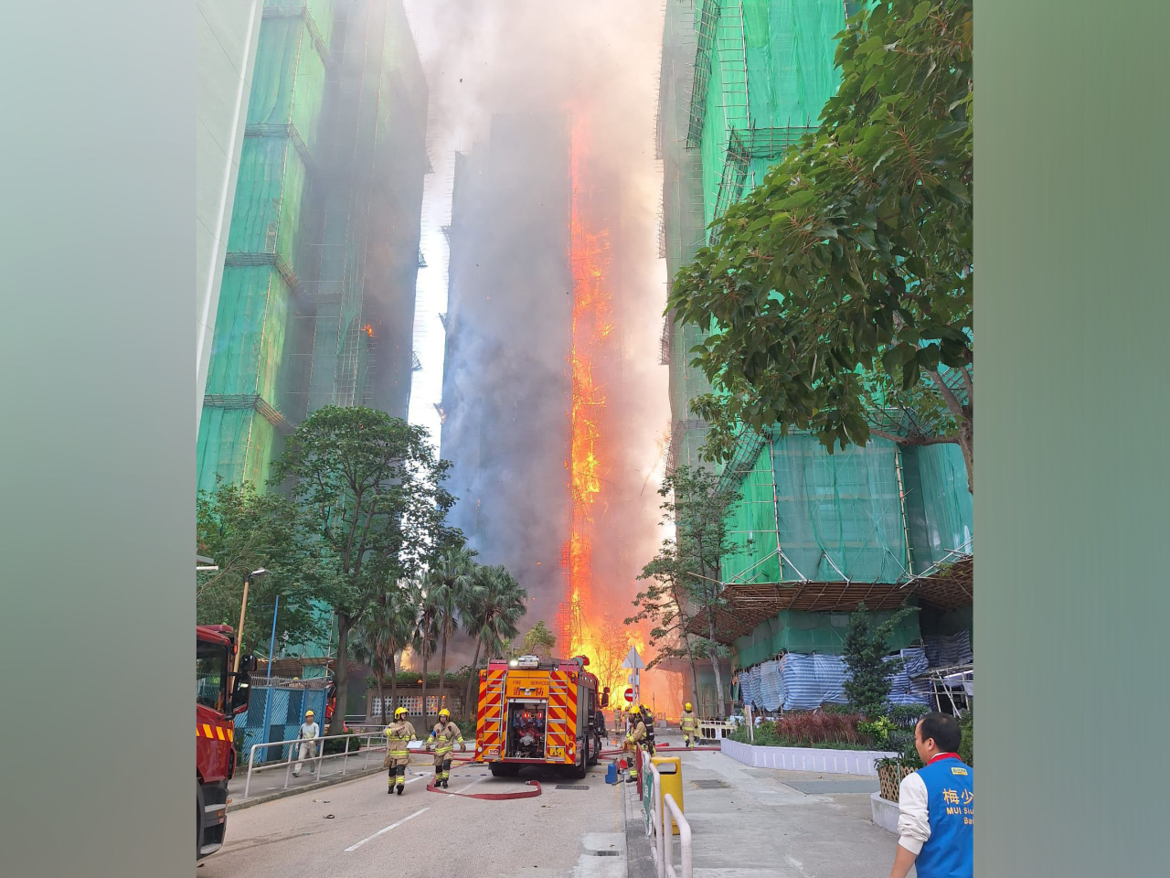 大埔宏福苑宏昌閣發生火警，大量濃煙捲上半空。(網上圖片)